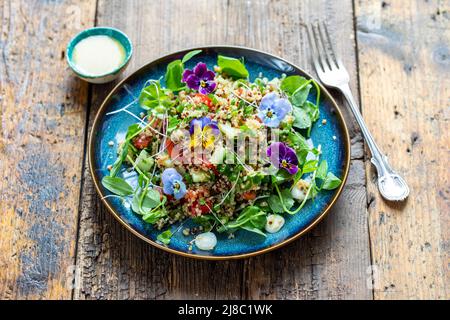 Quinoa-Salat mit gebratenen Karotten und veganem Käse Stockfoto