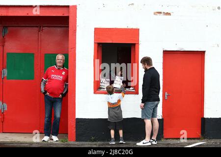 SWINDON, GROSSBRITANNIEN. MAI 15. Unterstützer von Swindon Town sammeln am Sonntag, den 15.. Mai 2 2022, ein Programm vor dem Play-Off-Halbfinale 1. zwischen Swindon Town und Port Val auf dem County Ground, Swindon. (Quelle: Kieran Riley | MI News) Stockfoto