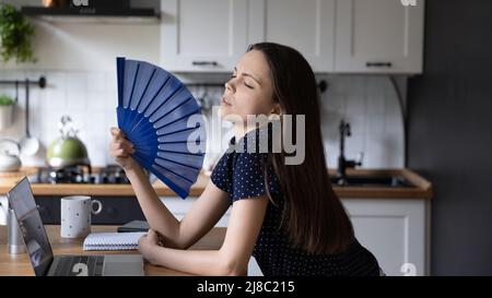 Ausgebrannte freiberufliche Mitarbeiterin Mädchen unter Hitze leiden Stockfoto