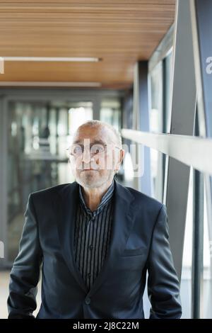 15. Mai 2022, Baden-Württemberg, Reutlingen: Der Maler und Regisseur Jürgen Böttcher, bekannt unter seinem Pseudonym Strawalde. Böttcher (90) wurde mit dem Jerg-Ratgeb-Preis 2022 im Rathaus Reutlingen ausgezeichnet. Der mit 20.000 Euro dotierte Preis wurde von den Künstlern HAP Grieshaber und Rolf Szymanski ins Leben gerufen. Alle vier Jahre wird ein überzeugendes Lebenswerk geehrt. Foto: Julian Rettig/dpa Stockfoto