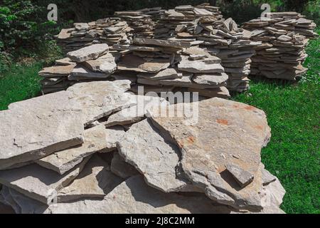 Schutt Stein in einem Haufen . Zerkleinerte Schuttsteine für den zivilen Bau Stockfoto