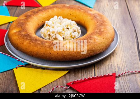 Brasilianischer Maiskuchen für Festa Junina Party. Hausgemachter Maismehl Fuba-Kuchen. Draufsicht. Speicherplatz kopieren Stockfoto