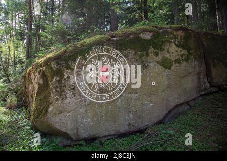 Erlebnisweg Heinrichs, ein Wanderweg im Waldgebiet - Schillingstein Stockfoto