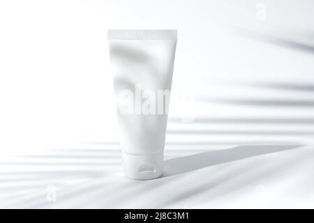 Beauty Skincare Kosmetik Mockup Creme oder Lotion in Flasche Verpackung auf weißem Hintergrund, Sonnenschutzmittel mit Sommer Kokosnuss Palmenblatt Schatten. Stockfoto