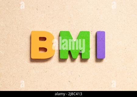 Farbe Alphabet Buchstabe im Wort BMI (Abkürzung für Body Mass Index) auf Holz Hintergrund Stockfoto