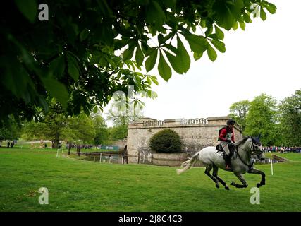 Andrew Heffernan auf dem Gideon II während des dritten Tages der Chatsworth International Horse Trails im Chatsworth House, Bakewell. Bilddatum: Sonntag, 15. Mai 2022. Stockfoto