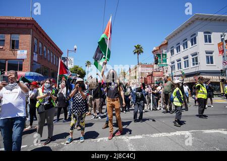 Während der Kundgebung halten die Demonstranten die Flagge Palästinas. Hunderte von Menschen nahmen an der Kundgebung „Rise Up for Palestine“ in San Francisco Teil, nachdem der Al Jazeera-Reporter Shireen Abu Aklei am 11. Mai 2022 getötet wurde, als sie über den Sturm auf das Flüchtlingslager Jenin im Westjordanland berichtete. Stockfoto