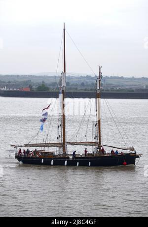 15/05/2022 Gravesend UK Ein hohes Schiff mit königlichem Patronat besuchte Gravesend Town Pier heute Morgen. Der Geist von Falmouth ist eine Nachbildung eines Gaff Sch Stockfoto