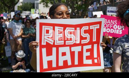 (220515) -- LOS ANGELES, 15. Mai 2022 (Xinhua) -- Demonstranten nehmen am 14. Mai 2022 an einer Kundgebung im Zentrum von Los Angeles, Kalifornien, USA, Teil. MIT „World Insights: Demonstranten kommen in US-Städten unter heftiger Debatte über Abtreibungsrechte herab“ (Foto: Zeng Hui/Xinhua) Stockfoto