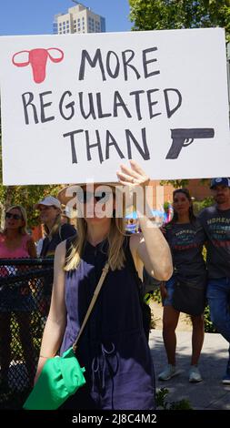 (220515) -- LOS ANGELES, 15. Mai 2022 (Xinhua) -- Demonstranten nehmen am 14. Mai 2022 an einer Kundgebung im Zentrum von Los Angeles, Kalifornien, USA, Teil. MIT „World Insights: Demonstranten kommen in US-Städten unter heftiger Debatte über Abtreibungsrechte herab“ (Foto: Zeng Hui/Xinhua) Stockfoto