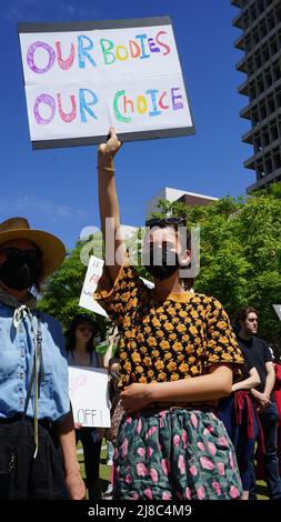 (220515) -- LOS ANGELES, 15. Mai 2022 (Xinhua) -- Demonstranten nehmen am 14. Mai 2022 an einer Kundgebung im Zentrum von Los Angeles, Kalifornien, USA, Teil. MIT „World Insights: Demonstranten kommen in US-Städten unter heftiger Debatte über Abtreibungsrechte herab“ (Foto: Zeng Hui/Xinhua) Stockfoto