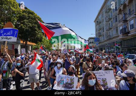 Während der Kundgebung halten die Demonstranten die Flagge Palästinas. Hunderte von Menschen nahmen an der Kundgebung „Rise Up for Palestine“ in San Francisco Teil, nachdem der Al Jazeera-Reporter Shireen Abu Aklei am 11. Mai 2022 getötet wurde, als sie über den Sturm auf das Flüchtlingslager Jenin im Westjordanland berichtete. (Foto von Michael Ho Wai Lee / SOPA Images/Sipa USA) Stockfoto