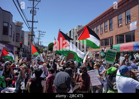 Während der Kundgebung halten die Demonstranten die Flagge Palästinas. Hunderte von Menschen nahmen an der Kundgebung „Rise Up for Palestine“ in San Francisco Teil, nachdem der Al Jazeera-Reporter Shireen Abu Aklei am 11. Mai 2022 getötet wurde, als sie über den Sturm auf das Flüchtlingslager Jenin im Westjordanland berichtete. (Foto von Michael Ho Wai Lee / SOPA Images/Sipa USA) Stockfoto