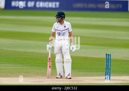 LONDON, GROSSBRITANNIEN. 15.. Mai 2022. Max Holden von Middlesex Fledermäusen während der County Championship - Middlesex gegen Nottinghamshire am Lord's Cricket Ground am Sonntag, 15. Mai 2022 in LONDON ENGLAND. Kredit: Taka G Wu/Alamy Live Nachrichten Stockfoto