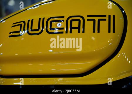 Ducati Logo auf einem Ducati Scrambler Tank. Stockfoto