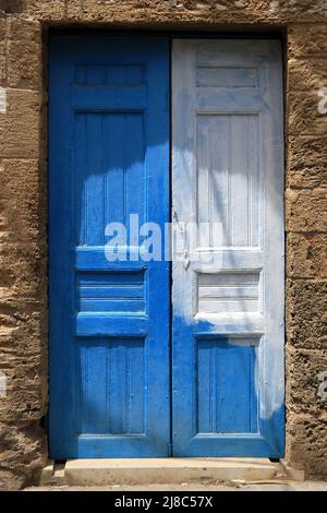 Eine weiß-blaue geschlossene Tür in der libanesischen Stadt Batroun. Stockfoto