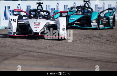 15. Mai 2022, Berlin: Formel E: Berlin E-Prix im Tempelhofer Feld, Qualifying: Andre Lotterer vom Team Tag Heuer Porsche Formel E vor Sam Bird vom Team Jaguar TCS Racing auf der Strecke. Foto: Fabian Sommer/dpa Stockfoto