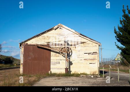 Alte Eisenbahngüterhalle und handbetriebener Kran, Waverly, South Taranaki, North Island, Neuseeland Stockfoto