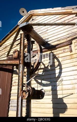 Alte Eisenbahngüterhalle und handbetriebener Kran, Waverly, South Taranaki, North Island, Neuseeland Stockfoto