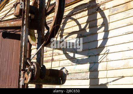 Alte Eisenbahngüterhalle und handbetriebener Kran, Waverly, South Taranaki, North Island, Neuseeland Stockfoto