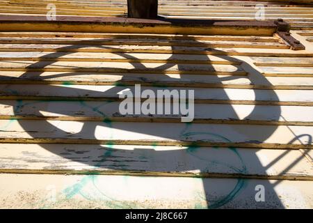 Schatten eines handbetriebenen Krans, Waverly, South Taranaki, North Island, Neuseeland Stockfoto