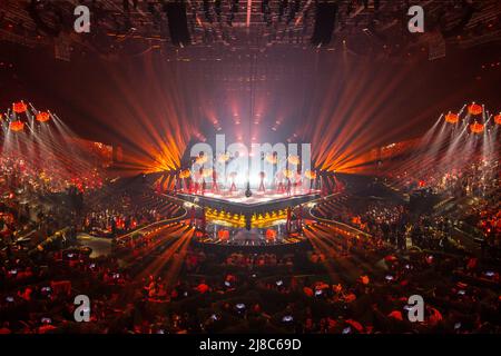 Turin, Italien. 14. Mai 2022. Blick auf die Bühne und die Arena des Grand Finales des Eurovision Song Contest 2022. Kredit: Marco Destefanis / Alamy Live Nachrichten Stockfoto