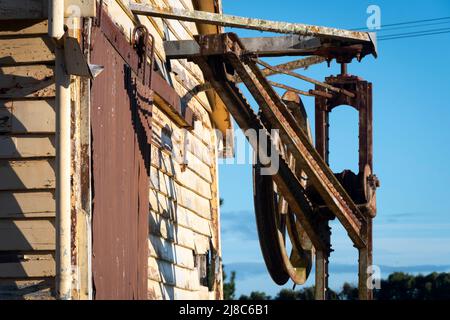 Alte Eisenbahngüterhalle und handbetriebener Kran, Waverly, South Taranaki, North Island, Neuseeland Stockfoto