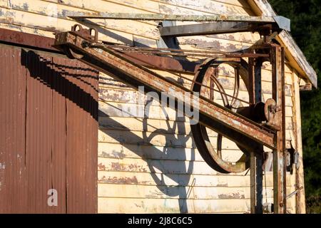 Alte Eisenbahngüterhalle und handbetriebener Kran, Waverly, South Taranaki, North Island, Neuseeland Stockfoto