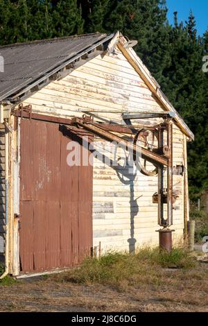 Alte Eisenbahngüterhalle und handbetriebener Kran, Waverly, South Taranaki, North Island, Neuseeland Stockfoto