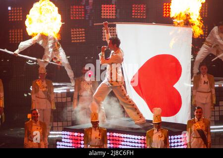 Turin, Italien. 14. Mai 2022. Sängerin Mika tritt auf der Bühne des Grand Finales des Eurovision Song Contest 2022 auf. Kredit: Marco Destefanis / Alamy Live Nachrichten Stockfoto