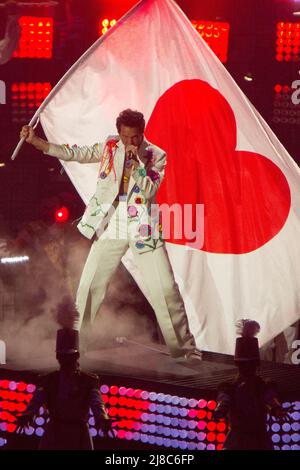 Turin, Italien. 14. Mai 2022. Sängerin Mika tritt auf der Bühne des Grand Finales des Eurovision Song Contest 2022 auf. Kredit: Marco Destefanis / Alamy Live Nachrichten Stockfoto