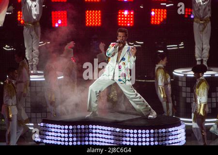 Turin, Italien. 14. Mai 2022. Sängerin Mika tritt auf der Bühne des Grand Finales des Eurovision Song Contest 2022 auf. Kredit: Marco Destefanis / Alamy Live Nachrichten Stockfoto