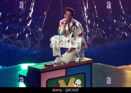 Turin, Italien. 14. Mai 2022. Sängerin Mika tritt auf der Bühne des Grand Finales des Eurovision Song Contest 2022 auf. Kredit: Marco Destefanis / Alamy Live Nachrichten Stockfoto