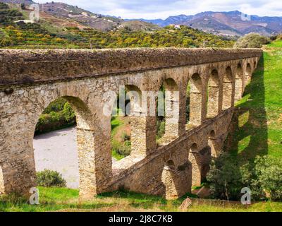 Römisches Aquädukt erbaut im 1.. Jahrhundert n. Chr. in der Nähe von Almunecar - Granada, Spanien Stockfoto