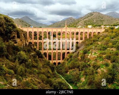 Adler Aquädukt in der Nähe von Nerja im 19.. Jahrhundert erbaut - Granada, Spanien Stockfoto