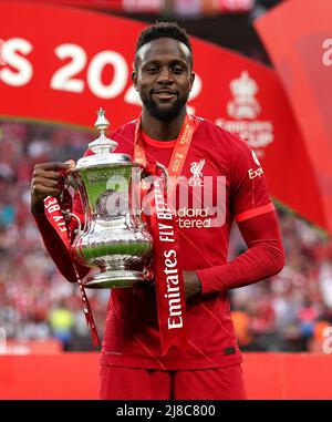 Liverpools Divock Origi posiert mit der Trophäe nach dem Finale des Emirates FA Cup im Wembley Stadium, London. Bilddatum: Samstag, 14. Mai 2022. Stockfoto