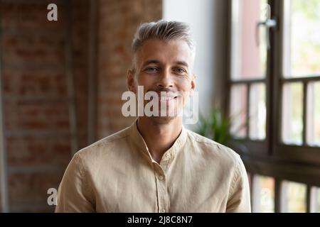 Kopfaufnahme Porträt von Millennial Handsome 30s Mann Stockfoto