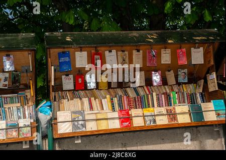 Paris, Frankreich, Buchhändler am Quai de seine, Straße, Bouquiniste, Display auf Gehsteig Stockfoto