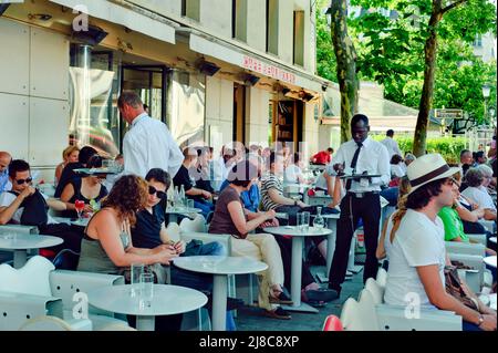 Paris, Frankreich, Crowd People, Drinks Teilen, Französisches Café/Bistro Restaurant, Terrasse auf dem Bürgersteig in Les Halles, Cafe Beaubourg, geschäftiger Kellner auf der Straßenszene, paris allgemeiner Blick im Sommer Stockfoto