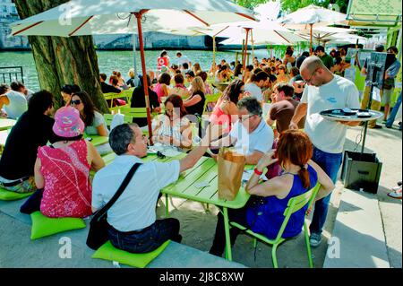 Paris, Frankreich, öffentliche Veranstaltungen, große Menschenmengen, die Mahlzeiten im French Bistro Restaurant, Terrasse am seine Quai in Paris Plages teilen. Stockfoto