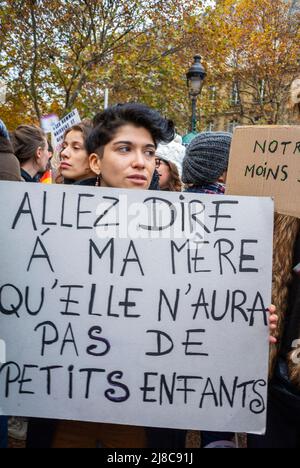 Paris, Frankreich, Porträt, junge Frau mit Protestschild, mit dem Slogan „Sag meiner Mutter, dass sie keine Enkel haben wird“, in Menschenmengen, die für LGBTQ Equal Rights, Gay Marriage, 2012 protestierten Stockfoto