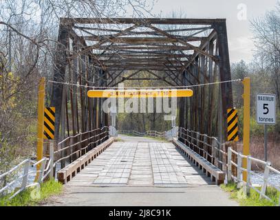 Andrewsville Eisenbahnbrücke, die 1900 über den Rideau-Kanal im Frühjahr in Andrewsville, Ontario, Kanada, gebaut wurde Stockfoto