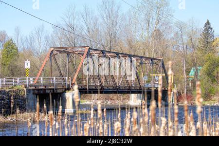 Andrewsville Eisenbahnbrücke, die 1900 über den Rideau-Kanal im Frühjahr in Andrewsville, Ontario, Kanada, gebaut wurde Stockfoto