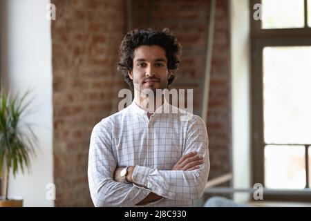 Porträt eines tausendjährigen, selbstbewussten hispanischen Mannes Stockfoto