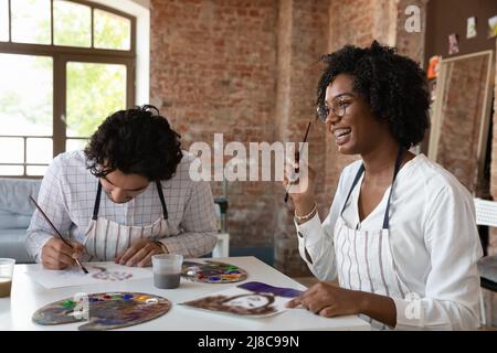 Afrikanische Malerin Frau mit Gruppenmalerei, besuchen in der Kunstklasse Stockfoto