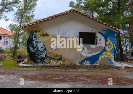 Graffiti in einem verwelkenden Feriendorf auf der Insel Pezonisi (Πεζονήσι) in Eretria (Ερέτρια) auf der griechischen Insel Evia (Εύβοια) Stockfoto