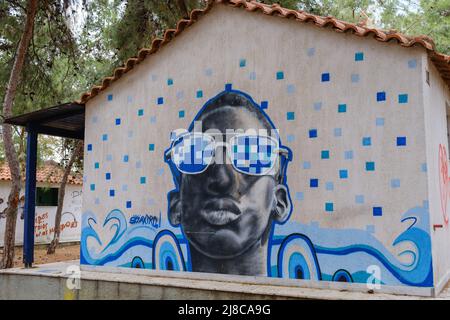 Graffiti in einem verwelkenden Feriendorf auf der Insel Pezonisi (Πεζονήσι) in Eretria (Ερέτρια) auf der griechischen Insel Evia (Εύβοια) Stockfoto