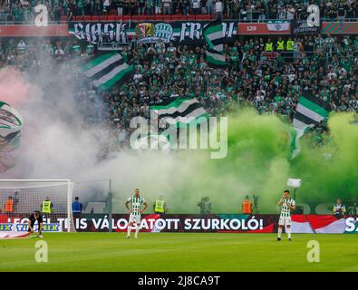 BUDAPEST, UNGARN - 11. MAI: -(l-r) Endre Botka von Ferencvarosi TC und Lorand Paszka von Ferencvarosi TC warten vor dem ungarischen Pokalfinale zwischen Ferencvarosi TC und Paksi FC am 11. Mai 2022 in der Puskas Arena in Budapest, Ungarn, auf den Startschuss. Stockfoto