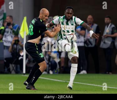 BUDAPEST, UNGARN - 11. MAI: Janos Szabo vom Paksi FC fordert Franck Boli vom Ferencvarosi TC während des ungarischen Cup-Finalmatches zwischen Ferencvarosi TC und Paksi FC am 11. Mai 2022 in der Puskas Arena in Budapest, Ungarn, heraus. Stockfoto