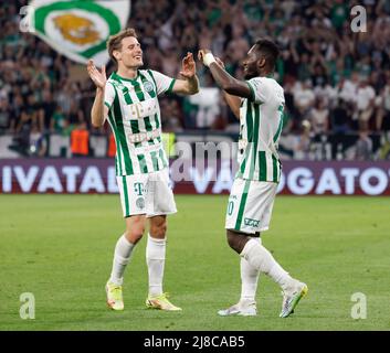 BUDAPEST, UNGARN - 11. MAI: Franck Boli von Ferencvarosi TC feiert mit Kristoffer Zachariassen von Ferencvarosi TC nach dem ungarischen Cup-Finale zwischen Ferencvarosi TC und Paksi FC in der Puskas Arena am 11. Mai 2022 in Budapest, Ungarn. Stockfoto